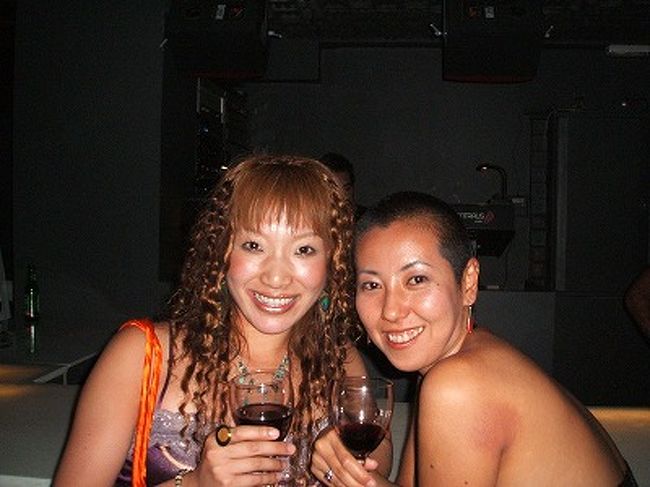 朝一のフライトで出国だったため、一旦、荷物を空港まで預けに行って、クラブでオールで遊び倒してそのまま寝ずに帰ろうという、破天荒なプランの元、クラブに繰り出したアタシ達。ここは、史恵里が予めネットでリサーチしてたクラブで、音がとにかく最高でした☆ワインがとにかく安くて(2ユーロ)、ずーっとワインばっかり飲み倒しては踊り狂ってました。ええ、裸足で(笑)。気づいたらサンダルがなかったのよ。マジで(笑)。お酒の力って怖いよねぇ(^^;)