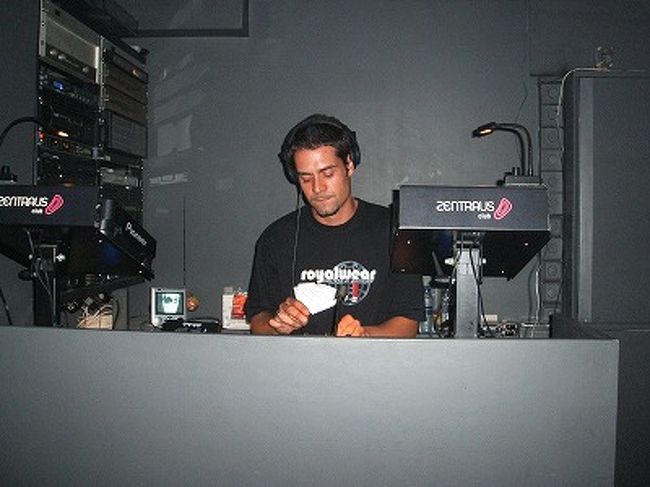 そのクラブのDJくん。ビミョーにサル顔で、タイプではないけど可愛かったです。つーか、選曲サイコー！！アガりましたっ↑↑↑