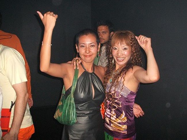 ダンスフロアで、裸足で踊り狂う、おめめ正座の日本女子×２(笑)。つーか、後ろのカメラ目線の君、誰(笑)？