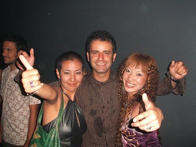 このトルコ人の男の名前は忘れたけど(笑)、以前イギリスに住んでたらしく、色々アタシ達に話しかけてきては一緒に踊ってた。なかなかいいヤツかと思いきや、彼女のアンナという、同じくトルコ人の超可愛い子が来て、こいつも彼女の相手してりゃいいものを、彼女ほったらかしでアタシ達にちょっかい出しすぎて、アンナちゃんはキレてしまい、帰ると言い出し、２人で外で大喧嘩。情けない事に、コイツは泣き出す始末(汗)。仕方ないので、アタシと史恵里はレズビアンのふりをし(←何かといつも使う手^m^)、「アタシ達レズで、この辺のクラブ事情を知りたかっただけだから、誤解しないで」と彼女をなだめ、彼女から最寄のクラブを教えてもらい、立ち去った。去り際にふと見ると、道の植え込みのある芝に、ヤツはいじけて転がっていた。あーしょーもない(汗)。まあ、今となってはいい想い出だけどね。