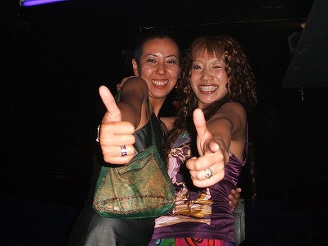 一番最後に行ったクラブで、実はここ、テーブルの上なんですねー(笑)。やりたい放題です(^_^;)ここは部屋ごとにR&amp;B、Techno、ROCKと音楽の種類が分かれてて、結構良かった。ここを出た後、酔いすぎ＆つまんないヤツらの絡みによって、史恵里と大喧嘩してしまい、泣きながら仲直りして、半分寝かぶりながら空港に向かいました(笑)。一緒に旅をすると、ホントにその人が解るっていうか、でもアタシはこの旅行、彼女と来てホントに良かったと思う。帰国してから、彼女とアタシの信頼関係は、これまで以上に強くなったしね(^^)今じゃ、一生モノの大親友です。そういう意味でも、スペインはアタシにとって特別な国になったと言えるね、うん♪次に行くなら、絶対にアンダルシア地方だな。