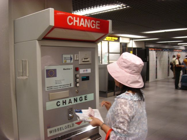 コインロッカーの所の両替機