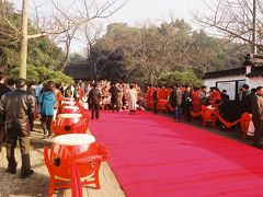 【新年の虎丘】

寒山寺からバスで移動して、次の目的地「虎丘」に向かいました。
入口付近で赤い絨毯を敷き、なにやら催し物をやっていました。