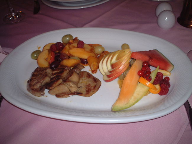 ブダペストのホテルにチェックイン後、夕食を食べに中心部へ。国立博物館の隣にあるレストラン「ムゼウム」に入りました。メインはブダペストで安く食べられることで有名なフォアグラをオーダー。フルーツ盛合わせ付で4200Ｆｔ（2000円ちょっと）でした。これがとってもおいしい！！日本で食べたら倍くらいしそうな感じです。レストランの雰囲気もいい感じで英語ＯＫです。