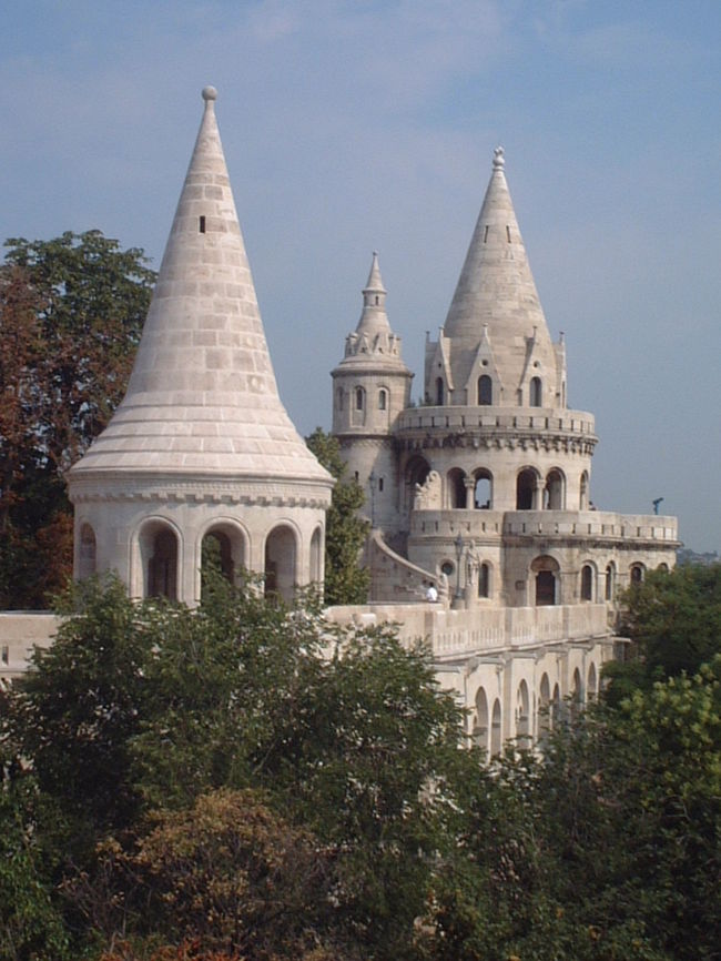 翌朝からはブダペスト観光です。まずはブダ地区。漁夫の砦です。午前中から陽射しが強い・・。暑い！！