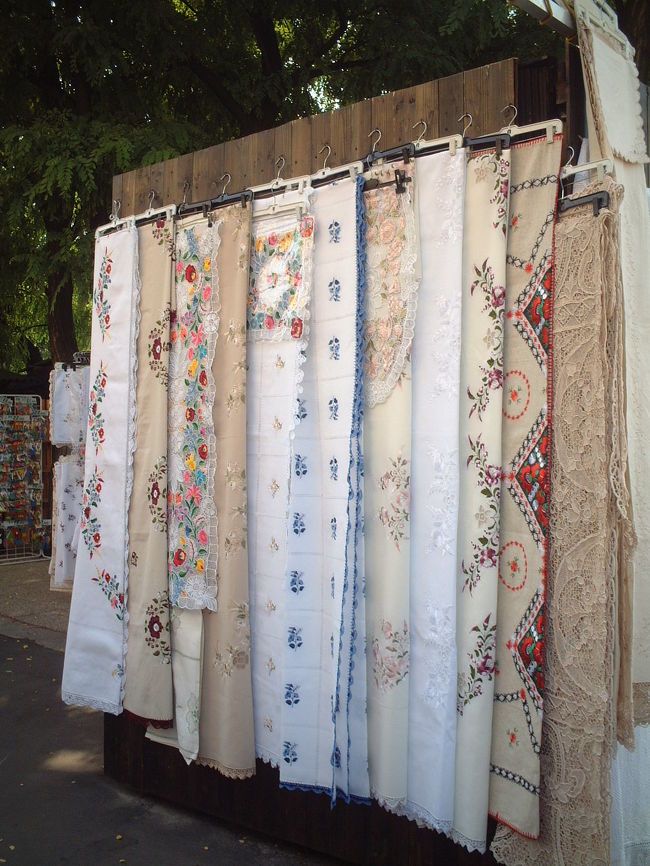 街のあちこちで刺繍製品が売られていました。
