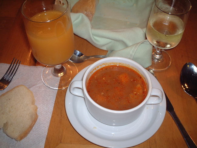 この日のランチは前菜にグヤーシュを食べました。