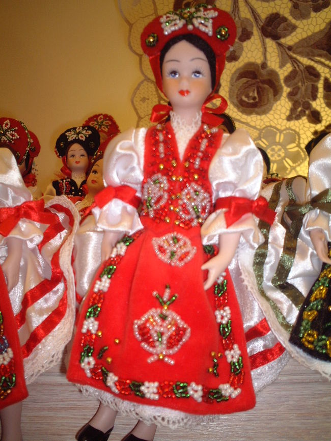 ツアーで連れて行かれた土産物屋さん。店内写真ＯＫだったので撮ってみました。手作りのため一つ一つ顔つきが違います。