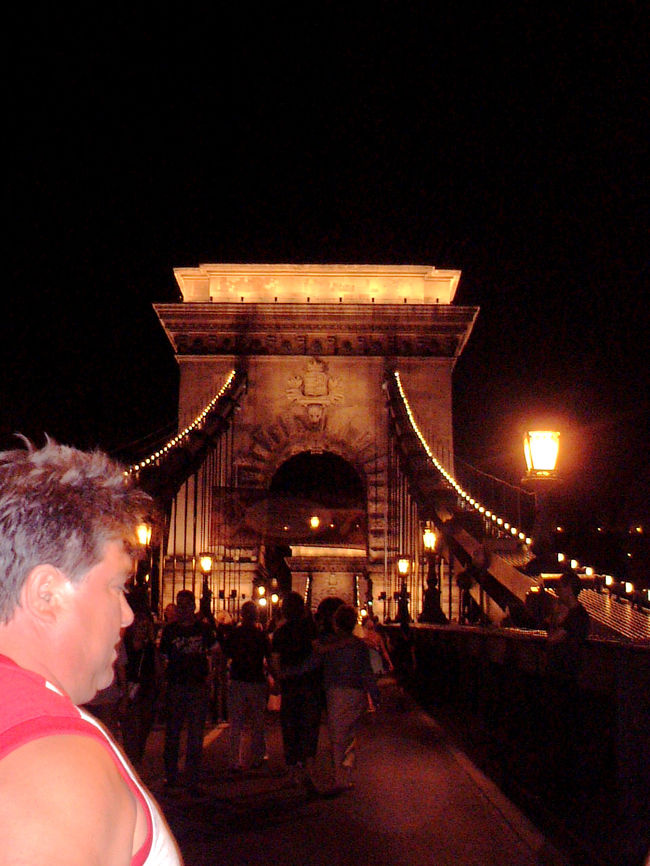 週末のくさり橋は歩行者天国になります。