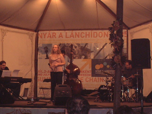 くさり橋周辺ではお祭り騒ぎで、ライブをやっていました。出店もたくさん出ていて、かなりの賑わいです。