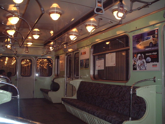 ブダペストの地下鉄は薄暗く、ガタガタ揺れてちょっと怖かったです。