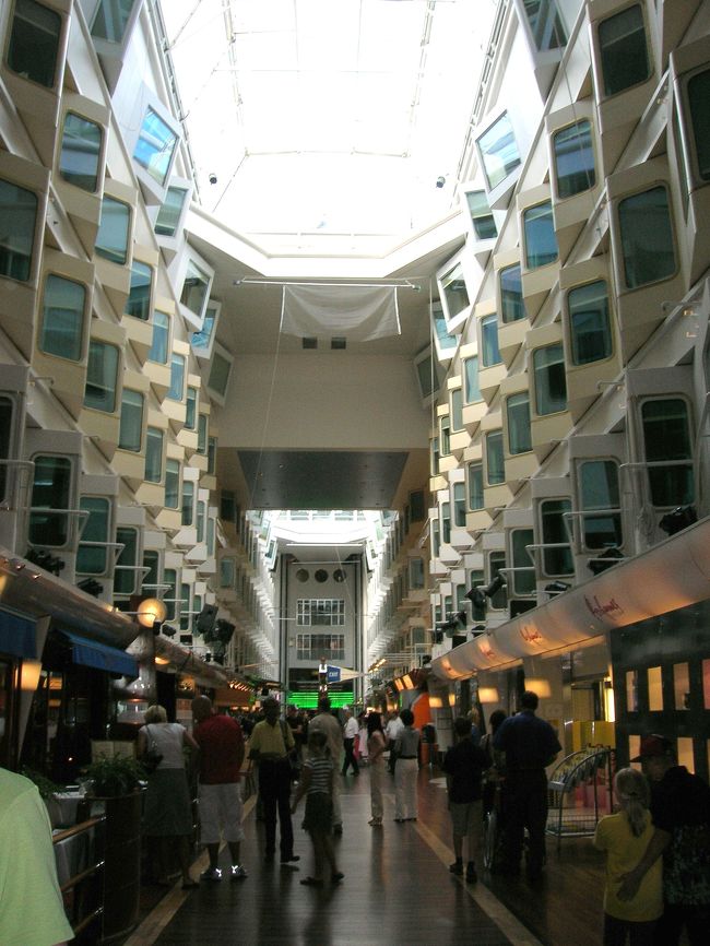 シリアラインの大通りです。<br />左右のガラス窓は客室です。<br />まっちは自分宛に記念にAIR MAIL出してみました。<br />バルト海は波が内海なので、揺れないし、<br />快適でした。