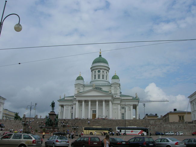 大聖堂（ギリシャ大聖教）の前の像はロシアのｱﾚｷｻﾝﾀﾞｰ２世です。　この国王だけは、ﾌｨﾝﾗﾝﾄﾞ国民に、ﾌｨﾝﾗﾝﾄﾞ語を話す自由等を与えた賢王として、有名で、ﾌｨﾝﾗﾝﾄﾞ国民からも慕われているようです。