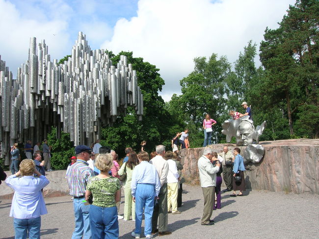 シベリウス公園です。　彫刻家のスメタナの作品があり、フィンランドの人たちは、短い夏を公園で楽しんでました。