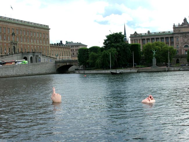 ｽﾄｯｸﾎﾙﾑに来て、まず驚かされるのは、海に浮かんでる顔と手です。、、、手が王宮を指していますが、いつも動いています、、、。女性のアーチストが作ったらしいですが、、面白いです、、(*^_^*)