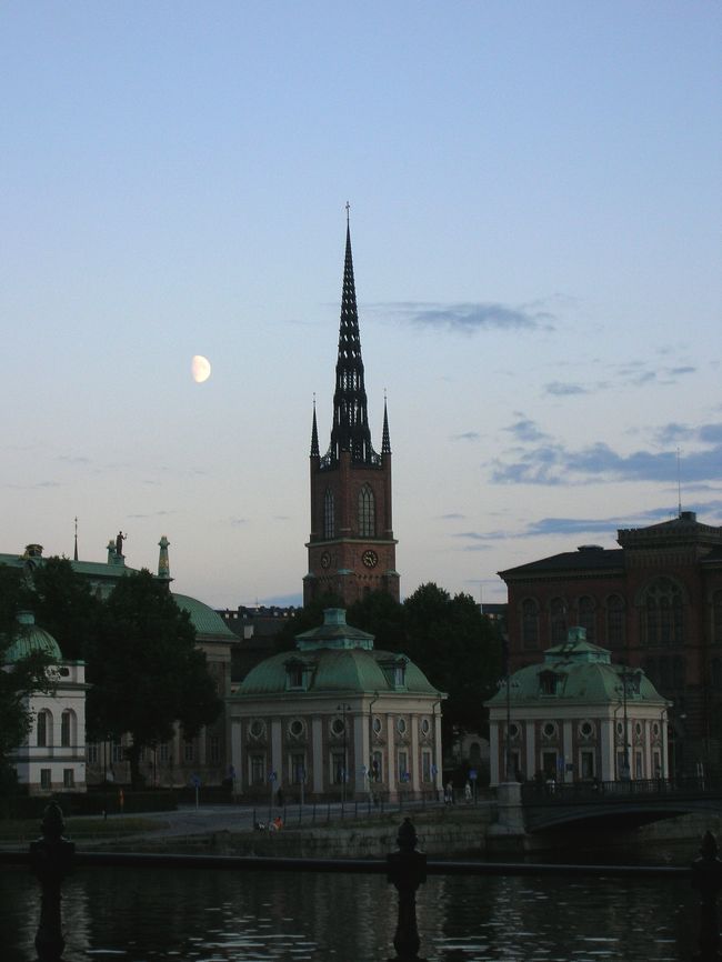 この時期は「白夜」と言って、晩のPM１０時過ぎまで明るいです。　１０時頃の「リッダーホルム教会」です。　月が映えて印象的でした。