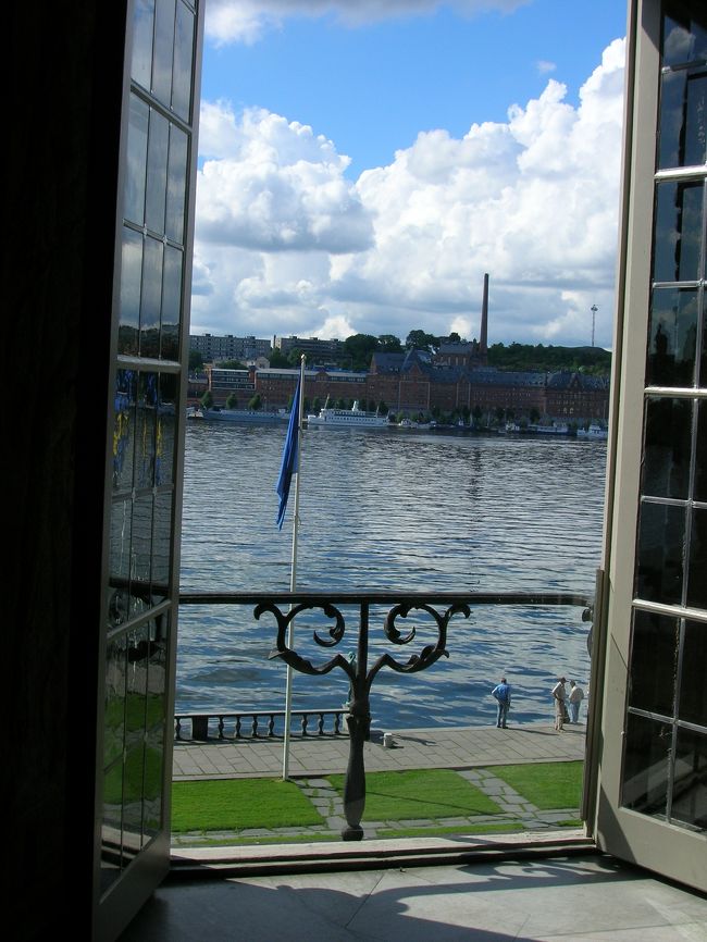 市庁舎からﾒﾗｰﾚﾝ湖を見ています。<br />毎年、この市庁舎に「ノーベル賞」受賞者が表彰されて、ここに来ます。　受賞者は金１億円もらえるようです。。いいなぁ〜〜〜(^^ゞ、、、。。。