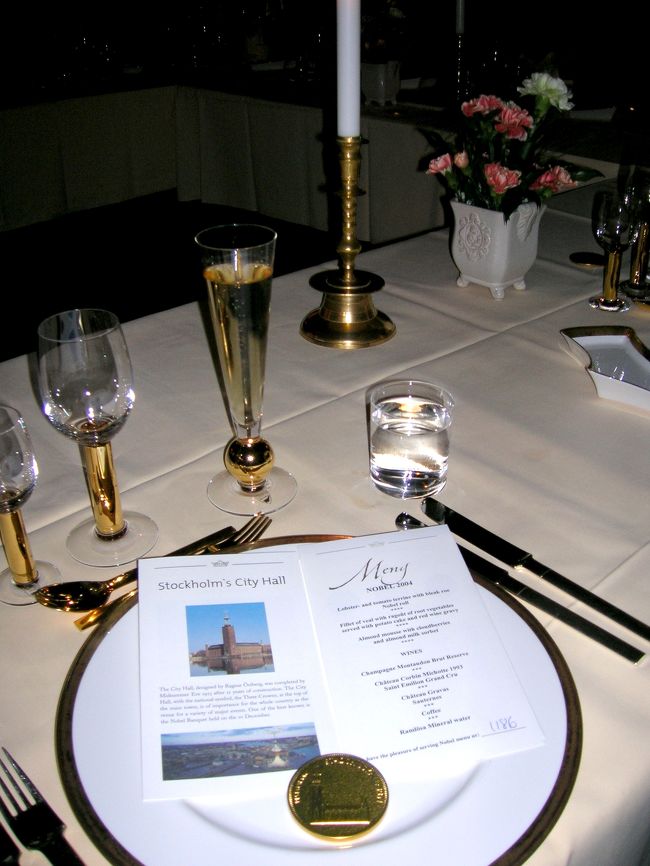 表彰されたノーベル受賞者は、ここで食事を取ります。　市は２００４年度の料理を、希望者に再現して、食べさせてくれます。（約３万円）、、これが料理が出る前のテーブルとメニュウです。　食べた印象ーーあまり豪華ではなかったですよ、、、^^;^^;。。