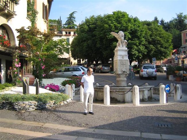 街の中心にある噴水、大きな駐車場がるので、ここにクルマを止め、街を散策するとよい。バール、カフェ、ホテル、レストランなどもこの広場に面している。石畳の坂道が多いので歩きやすい靴がよいだろう。
