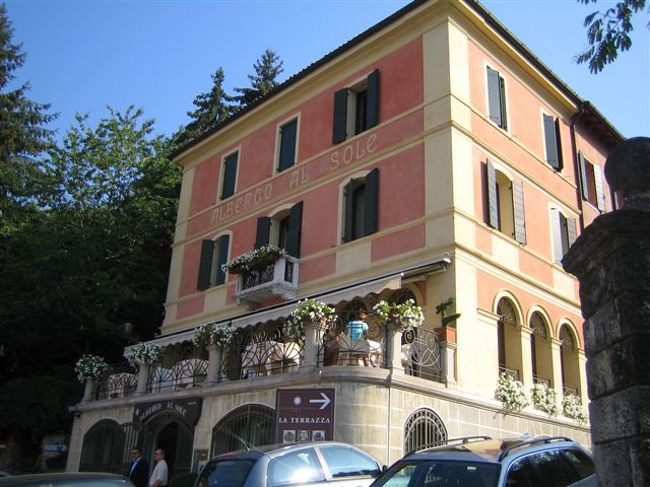 広場に面したホテル「アルソーレ」、淡いピンク色がなんともイタリア的。