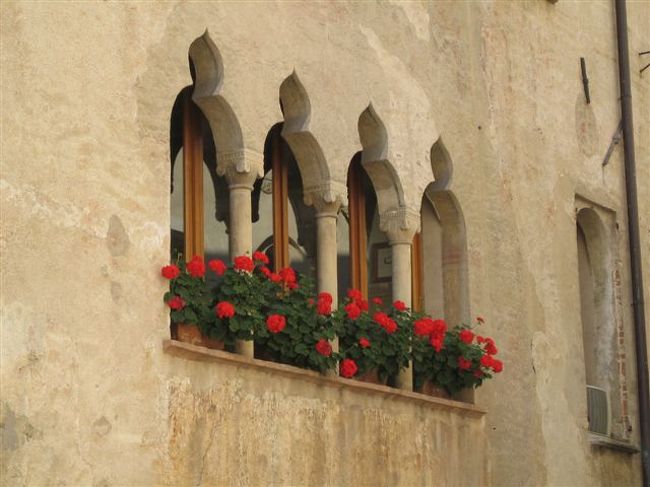 中世の建物に今でも残る、ベネト独特の窓デザイン、ヴェネチアの建物にもよく見られる。