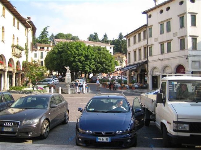 街の中心にある広場。