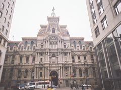 【フィラデルフィア視聴者】

フィラデルフィア（Philadelphia）の中心地にあるフィラデルフィア市庁舎（Philadelphia city hall）です。
ダウンタウン、センターシティと呼ばれるこの辺りの建物は古く、とても風格があります。

Philadelphia City Hall, Pennsylvania