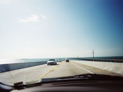 今度は実際にそこを車で通ってみました。
というか、今日の目的地であるキーウエストには渡らないと行けないのですが＾＾；

7 Mile　Bridge,Florida