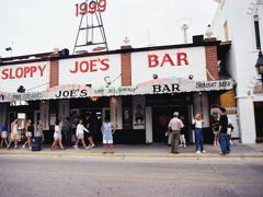 ヘミングウェイも通ったといわれる「スロッピー・ジョーズ・バー」です。

Key West, Florida