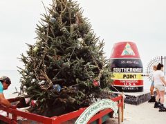 サザン・モスト・ポイントにやってきました。
年末ですが、まだクリスマスツリーが置いてありました。

Southern Most Point In USA, Key West, Florida