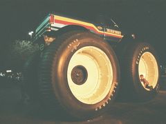 オーランドに帰って来て、食事をするため、「レースロックレストラン」に来ました。
店の駐車場には巨大な四駆マシーンが・・・
後輪の所を見ると子供がいましたので大体の大きさは想像が付くと思いますが・・・
もちろんこれは展示物です。

Race Rock Restrant, Olrando, Florida