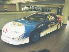 いよいよ最終日・・・というか、帰国日です。
なんと、朝寝坊してダッシュでレンタカーを返し、何とかチェックインに間に合いました＾＾；
オーランド国際空港にもレースカーが展示されていました。