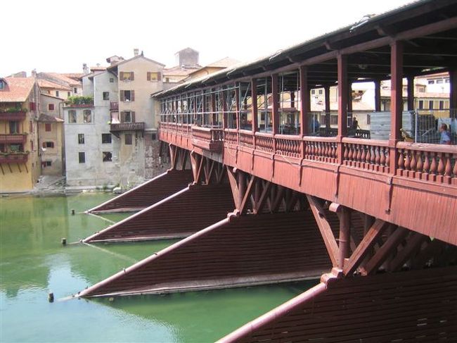 有名なポンテコペルト（屋根のある橋）は木製でなんども掛け替えられています。今回の訪問では半分が修理中でした。ここから眺めるブレンタ川は川藻も見えるくらい澄んでおり、遠景のピエモンテ山麓を望む風景は絵はがきのようなパノラマです。