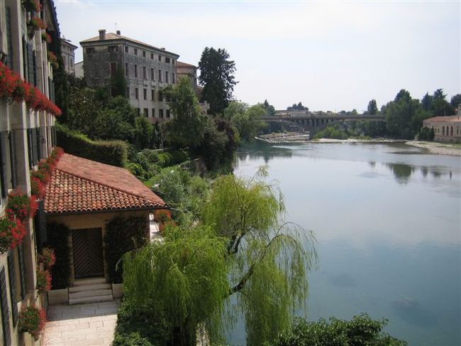 これもポンテコペルト（屋根付橋）からヴェネチア方面を眺めた風景。この橋はクルマの通行が禁止されており、両岸にはレストランやホテル、バールなどがあるが<br />騒々しい雑音は一切なし、静かに流れる川面を見ながら悠久の歴史に思いをはせる場所です。