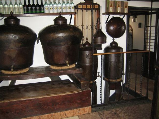 NARDNIの古い銅製の蒸留酒ポットが店内に飾られている。