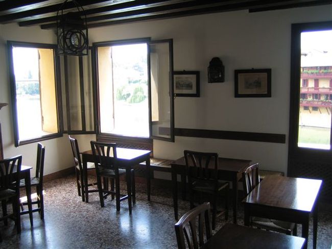 特別に見せてもらったNARDINIショップの下にあるトラッテリア、普段は閉まっているが昔営業していた状態で保存されている。