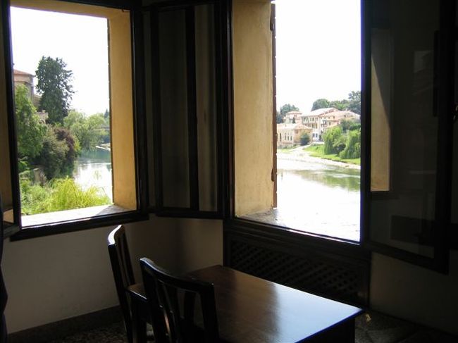窓の外にはブレンタ川と街並みが見える。大水の時には<br />この部屋も完全に水没するそうだ。