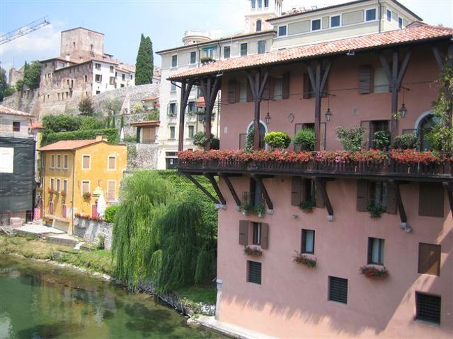 街のいたるところに花が溢れているが、ポンテコペルトの脇にある建物にも花が飾られている