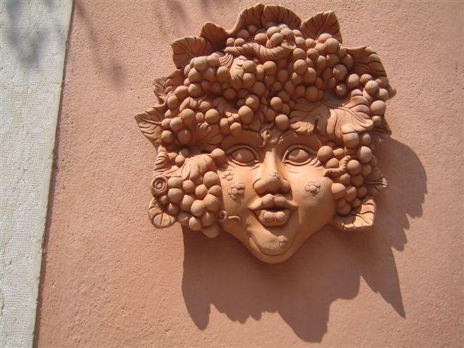 さすがグラッパの聖地、街角の建物にはお酒の神様、バッカスが通りを見下ろしていました。