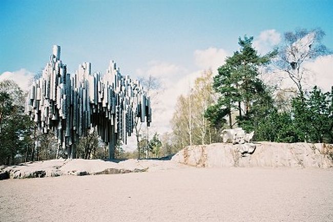 シベリウス公園<br />フィンランドの代表的作曲家のシベリウスを記念した公園。シベリウスの肖像に加えて、ステンレスパイプのモニュメントが併設する。