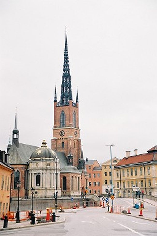 リッダーホルム教会<br />ストックホルムで最も古い教会の一つで、高い尖塔を持つ美しい教会。編み目のような尖塔は、ネオゴシック様式と呼ばれる。