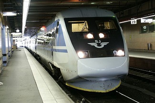 X2000<br />スウェーデンの高速列車で、イタリアのペンドリーノETR450とほぼ同時期に運行を開始した振り子電車である。プッシュプル機関車が曲線を関知し、事前に車体を傾ける。独特の、勢い良く車体が傾く感じを受ける。