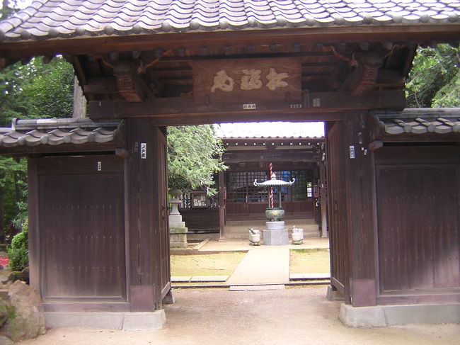 豪徳寺の中に、さらに招福猫児(まねぎねこ)を祭る場所があるのです。（*^_^*）わざわざ来たのに、招福猫児を買って、本殿だけをお参りして帰るところでした。　一緒に行ってくれた友人のおかげで、気づく事ができました。