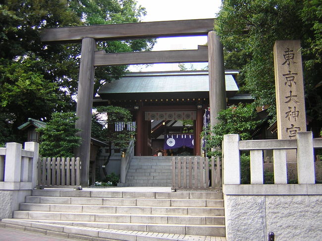 ツアーの締めくくり、千代田区にある『東京大神宮』です。実は、もう１つ巡ろうと思っていたのですが、地震に遭い電車が動かずだったので、こちらでシメになったのでした。(^^ゞ こちらは、恋愛運と厄除開運に御利益とのこと。総合的な良縁を求む私は、厄除開運のキーホルダーを買いました。(^.^) 私達の他にも良縁を求めて参拝客がいました。女性１人で来ている方も居ましたよ。(^^♪ こちらへお出掛けの方も、虫除けスプレー必需です。