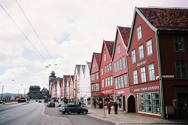 ブリッゲン<br />海に面した古い建物が並ぶブリッゲン地区。13世紀から16世紀にかけて作られた歴史のある建物が並び、この地区一帯が世界遺産に登録されている。