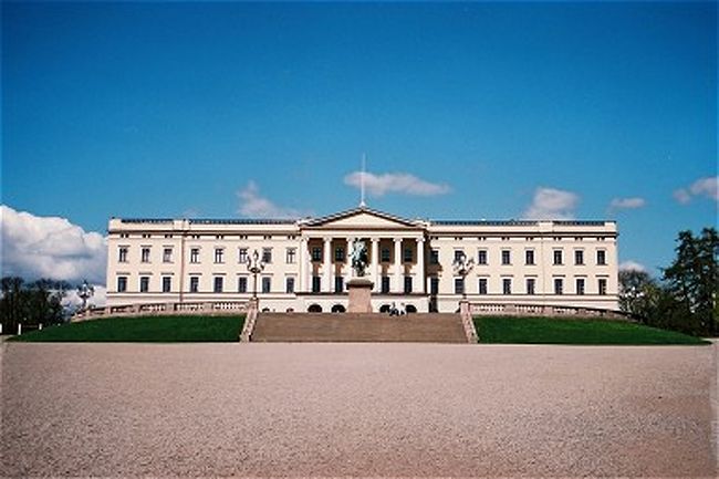 王宮<br />スウェーデン統治下に両国王のカールヨハン14世が完成させた。現在も国王の居城として利用されている。