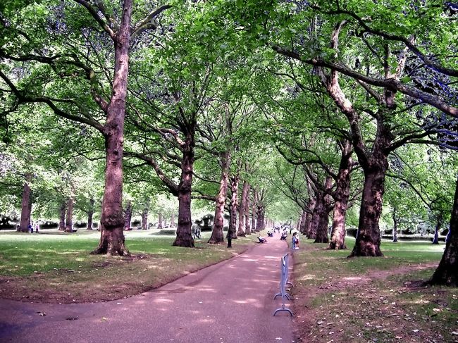 ◆『バッキンガム宮殿横の公園は爽やかでした?♪』<br />コンシェルジュに相談すると「カップ戦だし当日券が出るなら少し前に行けば大丈夫」と言ってくれた(^○^)/今夜マンチェスターに泊り、明日ロンドンに戻るまで荷物も預かってくれるとの事。で、地図を片手に「バッキンガム宮殿」に行くと時間が早いせいか人影もまばら・・と思ったら徐々に人が集まり、宮殿脇に列が出来ていました！