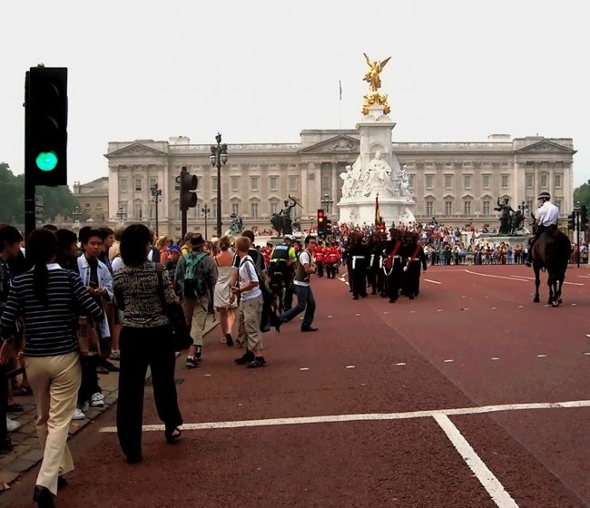 ◆『バッキンガム宮殿前がザワザワし始めて・・♪』<br />どうやら「宮殿ツアーの列らしい」という事で、列も短いので私も並んで見た(笑)すぐ順番が来てブースで確認すると15分後の「10時15分のツアー」になるとの事でした。ひぇー！まだチェックアウトしてないし、宮殿ツアーは1時間半以上だから何時になるの？って感じで「１時間後にして」とお願いしたら「また並んで」と冷たいお返事?(TｏT)