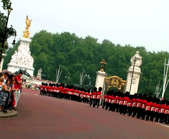 ◆『バッキンガム宮殿前を衛兵の隊列が♪』<br />少し考えて「この程度ならまた並ぶか・・」と、列を離れてから後悔しました?(TｏT)すぐにバッキクガム宮殿前に衛兵達の行列が現れ、それに続き観光客の大群が！美しい隊列を見つつ「この大群がそのまま列に流れるんだ」と覚悟しました（￣◇￣;）
