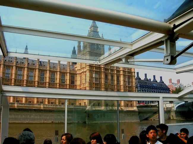 ◆『クルーズの船着場を出ると、ビッグベンが後に♪』<br />さて船は薄曇りの中、出発しましたが、所々で日が差込むと少し暑かったです。日本人の若者達がドヤドヤ乗込んで・・全然景色を見てないのに呆れましたが、喋り続ける連中もいれば、ずっと寝てる奴も・・